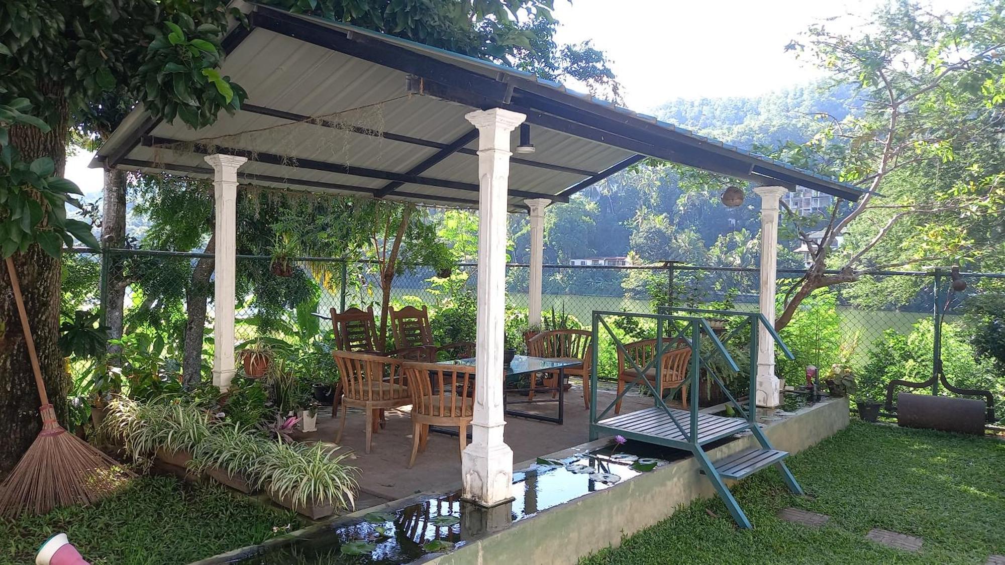 Hotel Mahaweli Shades Kandy Esterno foto