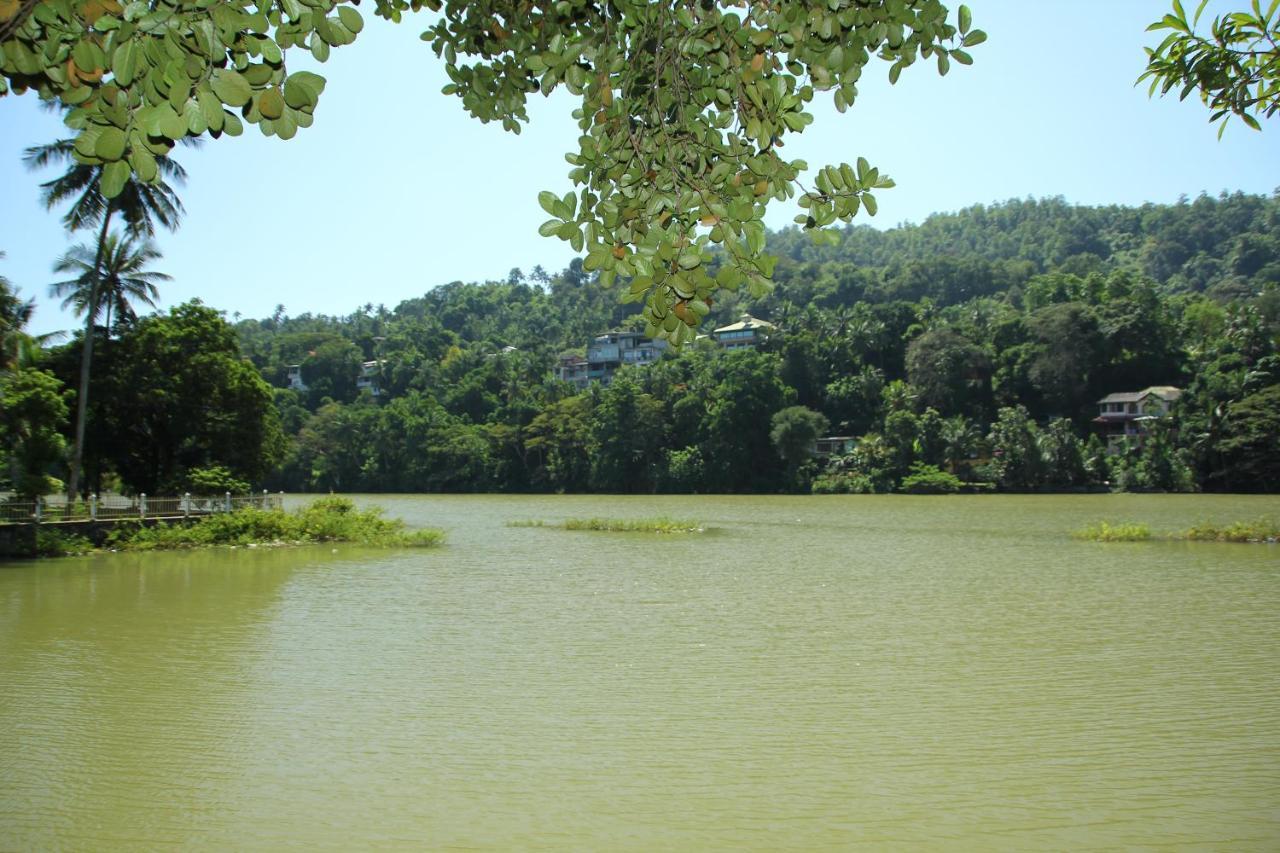 Hotel Mahaweli Shades Kandy Esterno foto